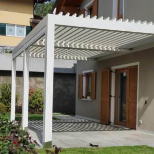 Pergola bioclimatica addossata con lame motorizzate Brugine