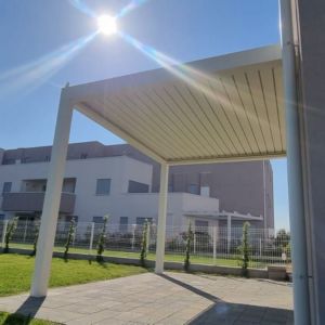 Pergola bioclimatica con struttura in acciaio Treviso